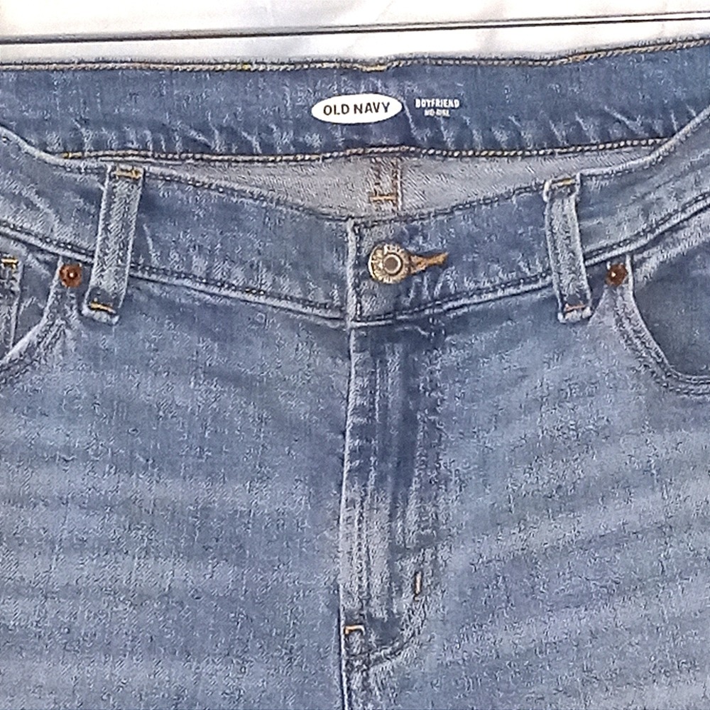 Old Navy Boyfriend Mid-Rise Jeans‎ Relaxed Fit Light Wash Denim Everyday Size 8 - Picture 3 of 5
